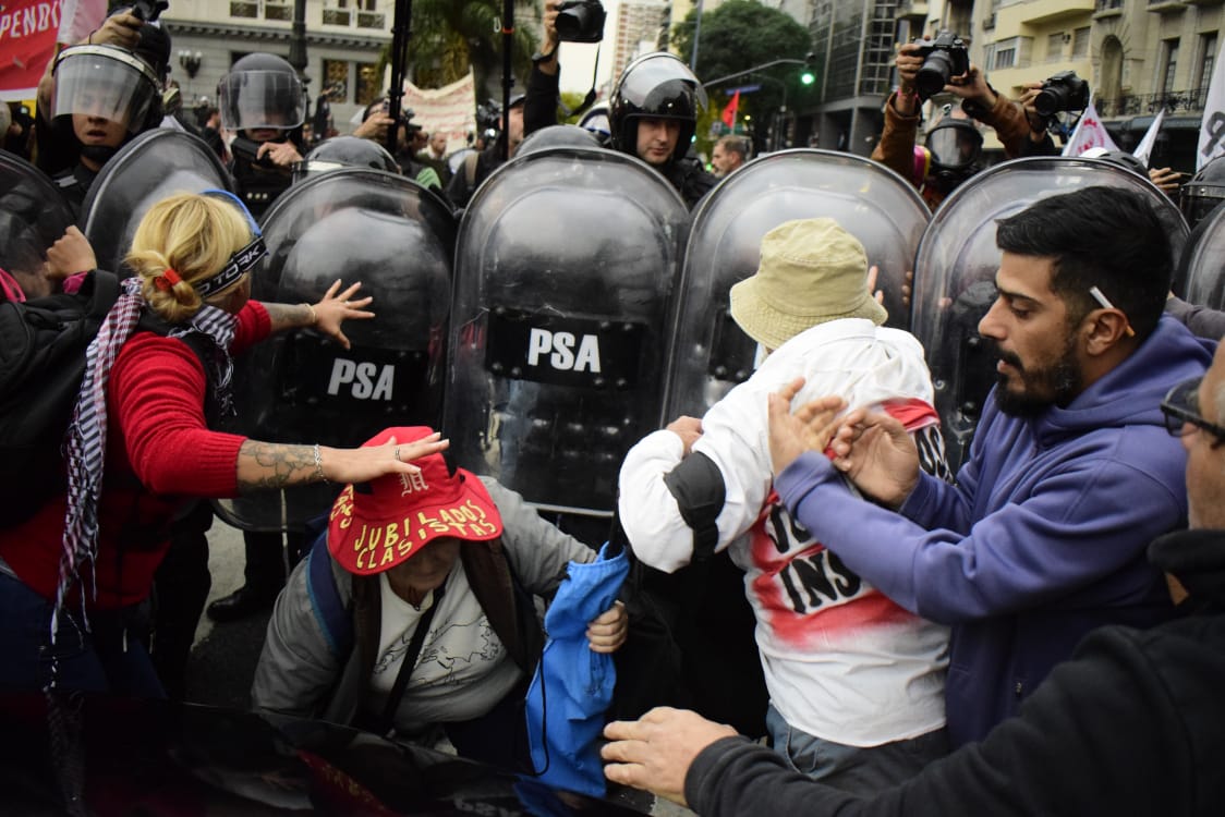 Los fotógrafos de Tiempo Edgardo Gómez y Eduardo Sarapura, gaseados y golpeados por la policía en el Congreso