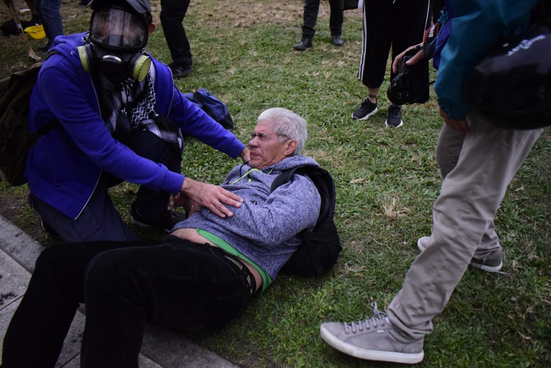 Los fotógrafos de Tiempo Edgardo Gómez y Eduardo Sarapura, gaseados y golpeados por la policía en el Congreso
