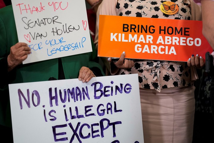 Carteles de apoyo a Kilmar Ábrego García, este jueves, durante la visita del senador demócrat Chris Van Hollen, quien fue a verlo a El Salvador. Foto: REUTERS