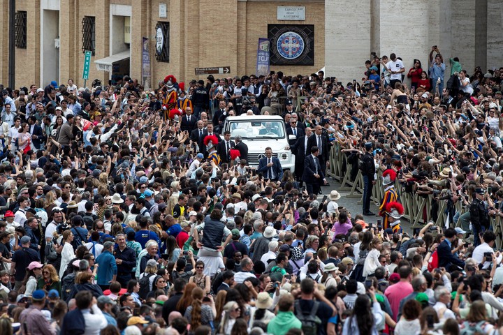 El Papamóvil, en medio de la multitud en la plaza de San Pedro. Foto EFE