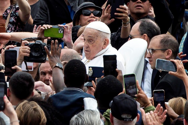 El Papa, en medio de la multitud en la plaza de San Pedro. Foto EFE
