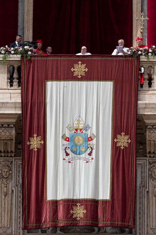 El Papa, asomado al balcón ante la plaza de San Pedro.