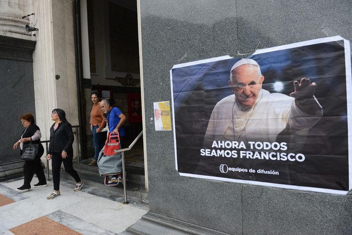 La Basílica de San José Flores, en Buenos Aires, recordó a Francisco. Foto: Luciano Thieberger.