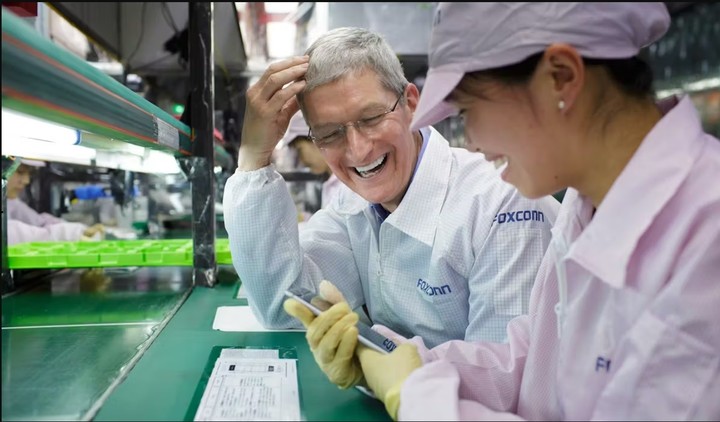 Tim Cook en persona, supervisa la fabricaciónd de los iPhone 16.