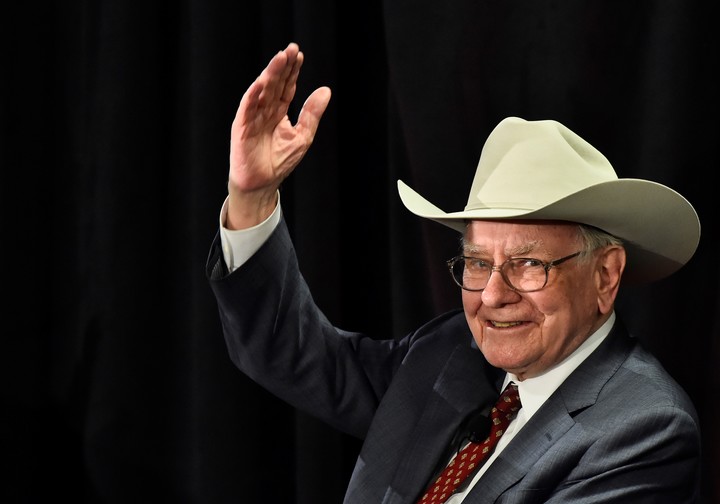 Warren Buffett, en la reunión en la que anunció su retiro. Foto EFE