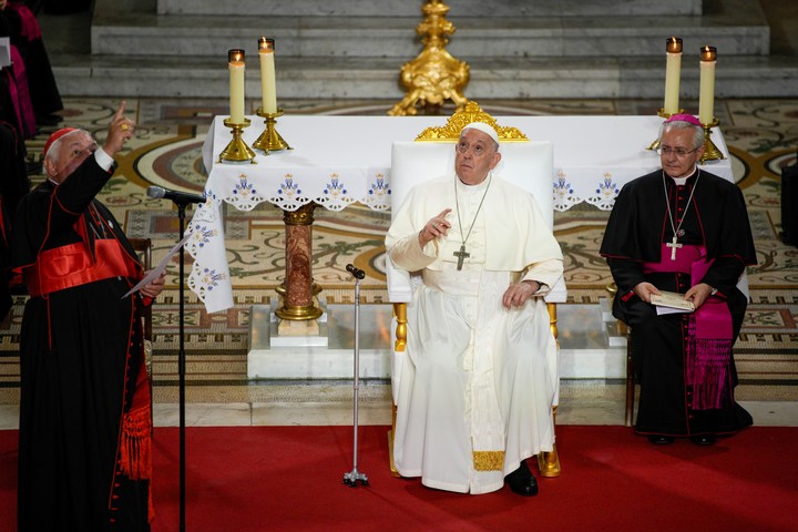 El papa Francisco escucha un discurso del cardenal Jean-Marc Aveline en la Basílica de Notre Dame de la Garde, durante una oración mariana con el clero diocesano, en Marsella, Francia, el viernes 22 de septiembre de 2023. Foto AP