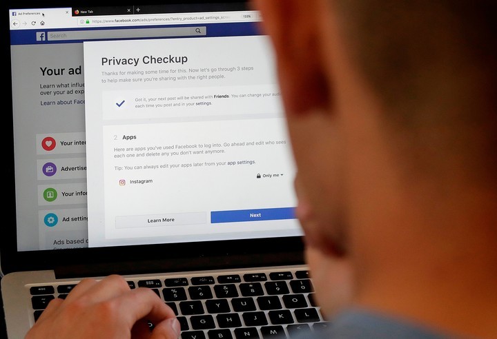 Los datos que cargamos en las plataformas pueden quedar expuestos. Foto: AP