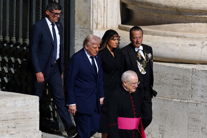 Donald Trump y su esposa Melania, durante el funeral del Papa Francisco, el 26 de abril en el Vaticano. Foto: REUTERS