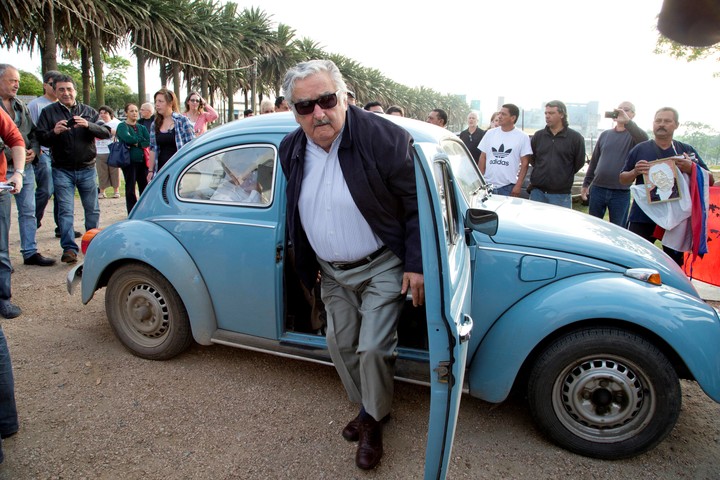 El expresidente uruguayo José Mujica llega a emitir su voto en Montevideo, Uruguay, el 26 de octubre de 2014. Foto AP