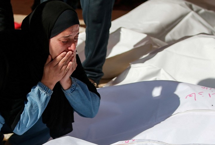 Un doliente reacciona durante el funeral de los palestinos muertos en ataques israelíes, en el hospital indonesio de Beit Lahia, en el norte de la Franja de Gaza, 16 de mayo de 2025. REUTERS/Mahmoud Issa