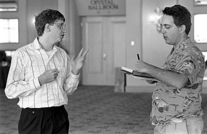 Bill Gates, padre de Microsoft, habla con Mitchell Kapor, creador de Lotus 1-2-3 y fundador de la Electronic Frontier Foundation. Foto: Archivo