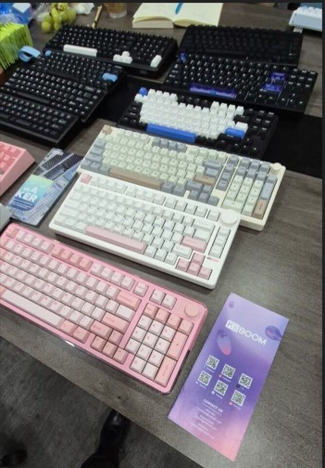 La variedad de teclados de Epomaker exhibidos.