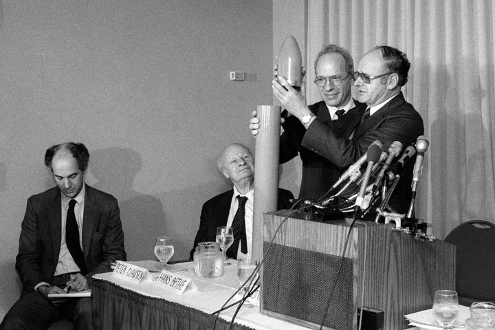 Richard L. Garwin, segundo a la derecha, con, de izquierda a derecha, Peter A. Clausen, experto en desarme, y los físicos Hans Bethe y Kurt Gottfried, durante una conferencia de prensa sobre defensa antimisiles organizada por la Union of Concerned Scientists en 1984. Foto James J. MacKenzie
