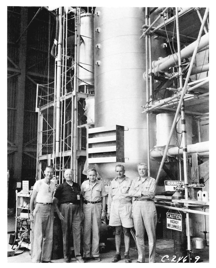 Expertos frente a la primera bomba de hidrógeno del mundo, diseñada por el Dr. Garwin, en su lugar de pruebas en la isla de Elugelab, en el Pacífico. Foto Los Alamos National Laboratory
