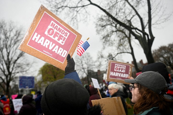 Una protesta de estudiantes en repudio a la arremetida de Donald Trump contra la Universidad de Harvard. Foto: REUTERS  