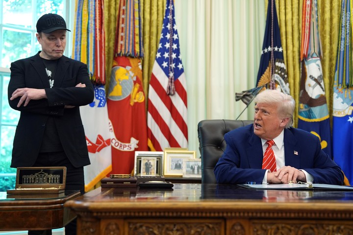 Elon Musk y Donald Trump, este viernes en la Casa Blanca, en una conferencia de prensa repleta de elogios. Foto: AP  