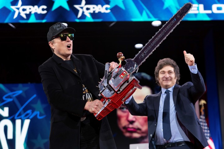 Elon Musk, con la motosierra que le regaló el presidente argentino Javier Milei, en febrero. Foto: AP 
