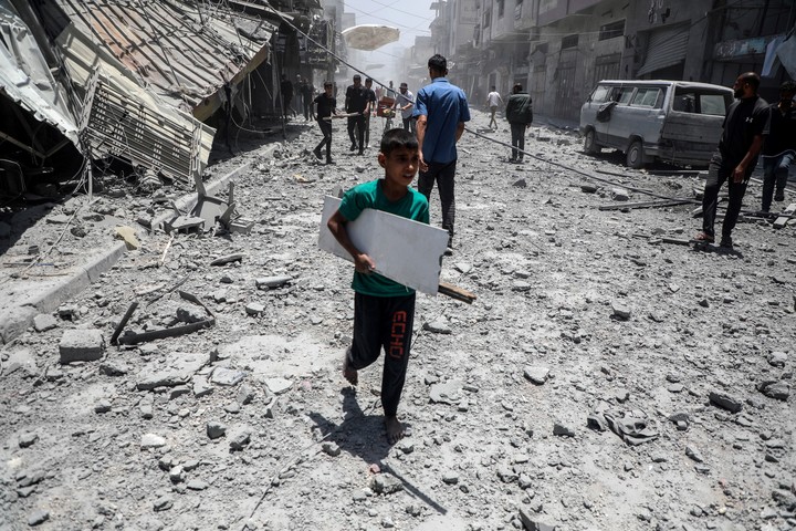 Múltiples testigos han dicho que las tropas israelíes dispararon contra las multitudes cerca de los sitios de la Fundación Humanitaria de Gaza. Foto Xinhua