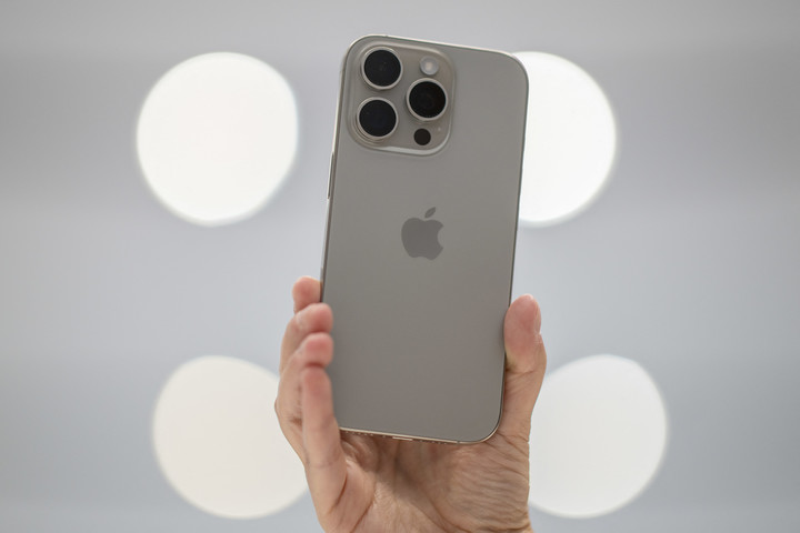 El iPhone 16 Pro Max se consigue a través de revendedores oficiales. (Foto: AFP)