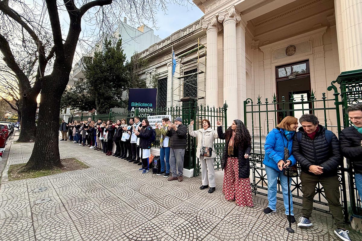 Crece el repudio al gobierno porteño por querer instalar un bar donde funciona una biblioteca centenaria