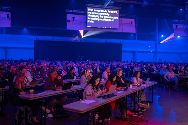Miles de visitantes siguen las novedades del Red Hat Summit.
