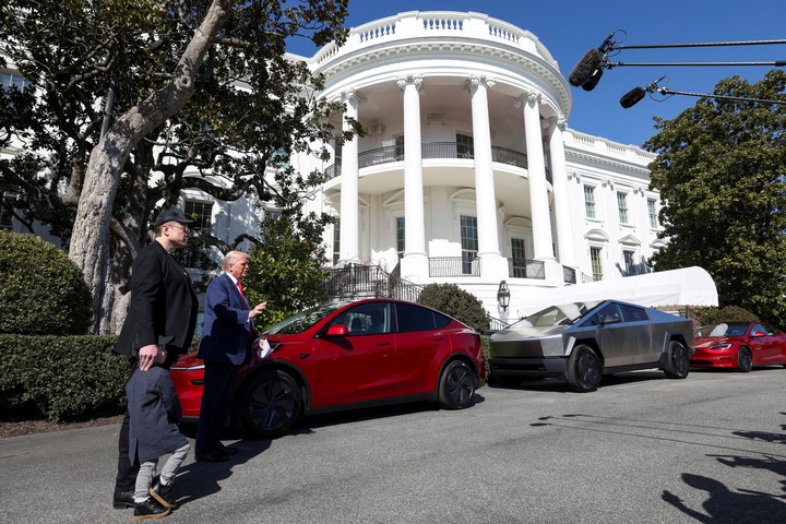 El 11 de marzo Trump compró un auto Tesla en apoyo a su amigo y consejero Elon Musk. Foto: Reuters/Kevin Lamarque.