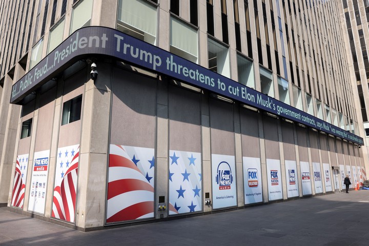 Una pantalla con noticias en un edificio de Nueva York se refiere a la pelea entre Donald Trump y Elon Musk. Foto: REUTERS
