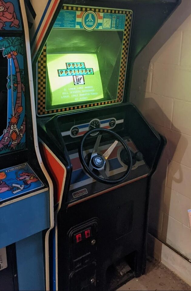El gabinete del juego, con volante, palanca de cambios y acelerador. Foto: Reddit (r/arcade, usuario: buckbrow)