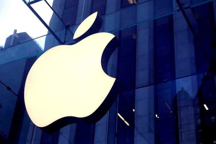 Apple todavía no consiguió lanzar un modelo propio que compita en igualdad de condiciones. (Foto: Reuters)