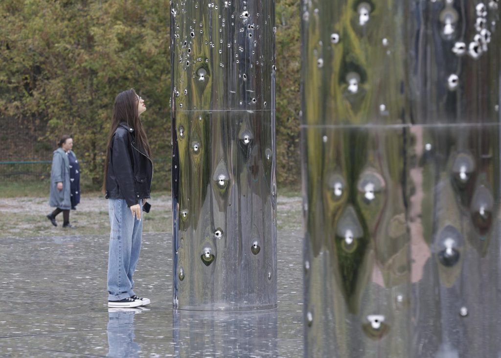 Imagen de archivo de una chica frente a una escultura espejo. EFE/EPA/SERGEY DOLZHENKO