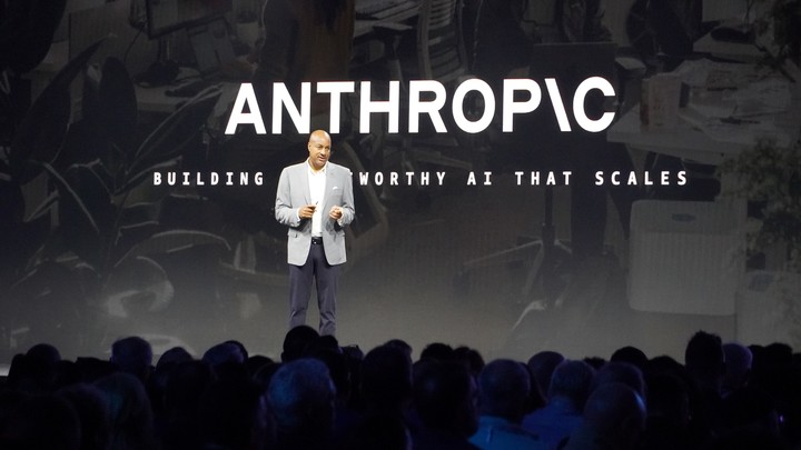 Anthropic es una de las empresas que está trabajando en avances de IA con AWS. Foto: AWS