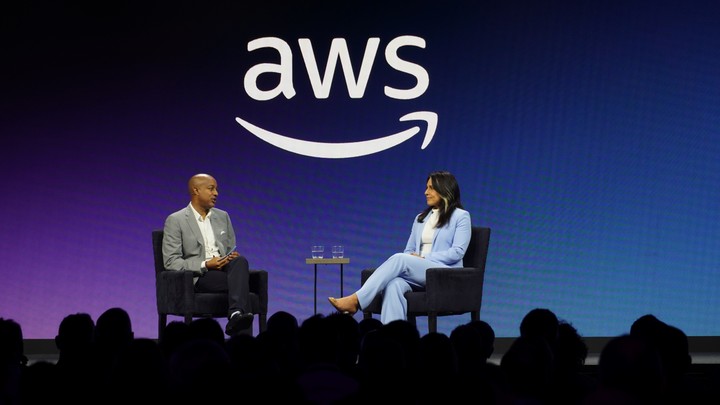 Tulsi Gabbard, directora nacional de inteligencia, se sumó al keynote (charla principal). Foto: AWS
