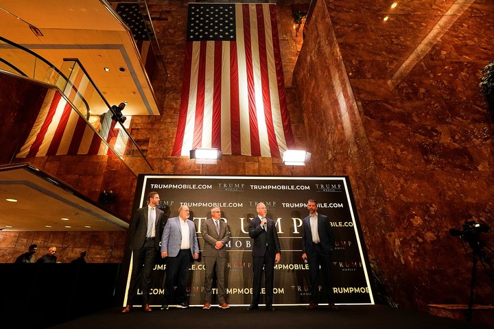 Eric Trump, Don Hendrickson, Eric Thomas, Patrick O'Brien y Donald Trump Jr., de izquierda a derecha, participan en el anuncio de Trump Mobile, en la Torre Trump de Nueva York. Foto AP