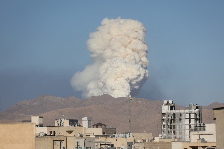 El humo se eleva tras un ataque israelí en Teherán, Irán. Foto Reuters