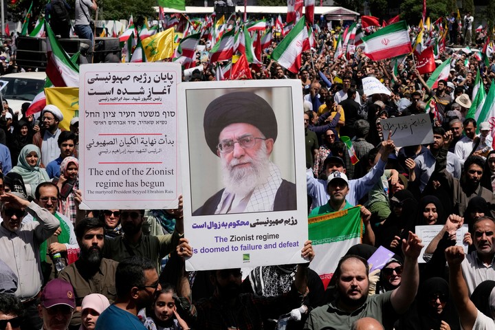 Un retrato del líder supremo de Irán, el ayatollah Alí Khamenei, en una marcha de apoyo al régimen en Teherán, este viernes. Foto: EFE