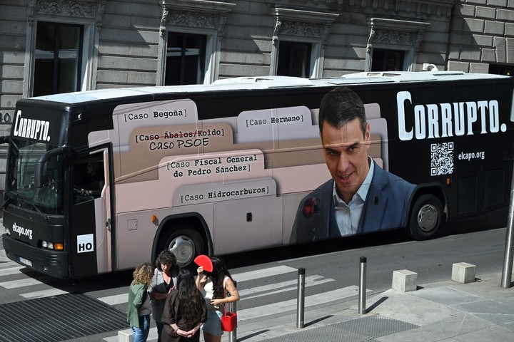 Un colectivo frente al Congreso de España protestando contra el presidente de gobierno Pedro Sánchez, el miércoles en Madrid. Foto: Cézaro De Luca