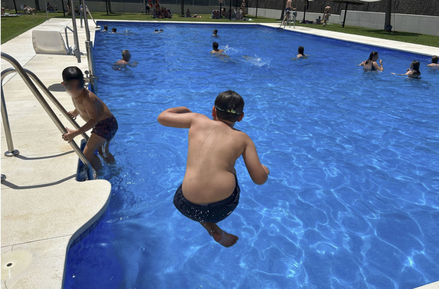 Golpes calor menores niño en la piscina
