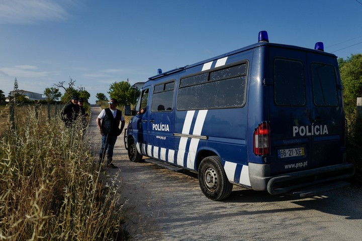 Un vehículo policial llega a la zona de búsqueda. Foto: Reuters