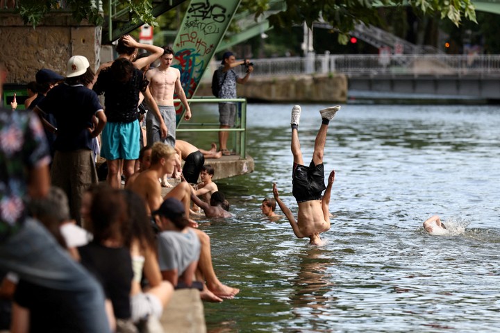 El Canal Saint-Martin en un día soleado y cálido de verano en París mientras una ola de calor temprana azota Francia. Foto Reuters