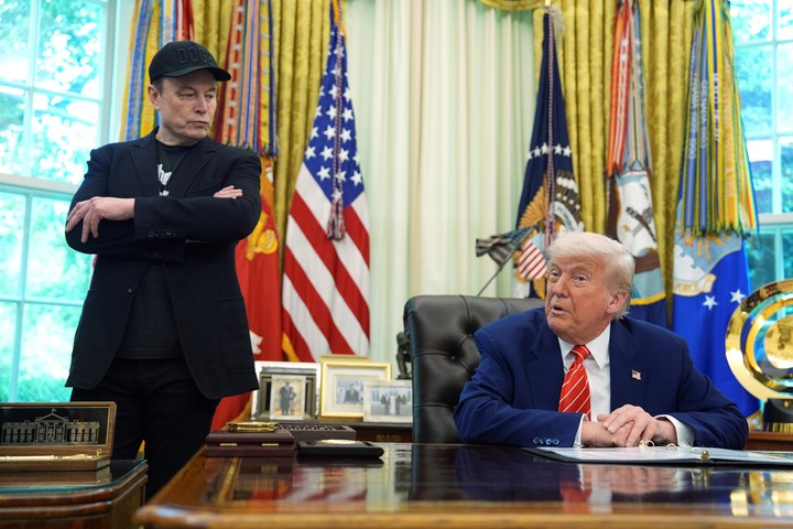 El presidente Donald Trump, a la derecha, habla durante una conferencia de prensa con Elon Musk en la Oficina Oval de la Casa Blanca, el viernes 30 de mayo de 2025, en Washington. Foto AP