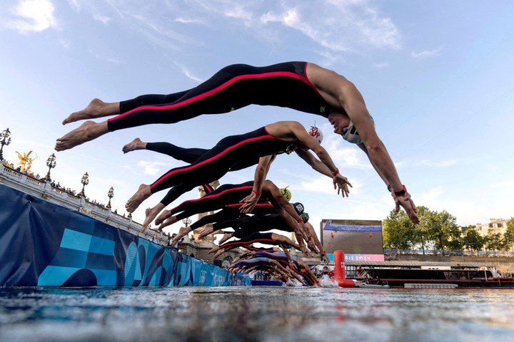 Nadadores en el Sena, en los Juegos Olímpicos de París, en agosto de 2024. Foto: REUTERS