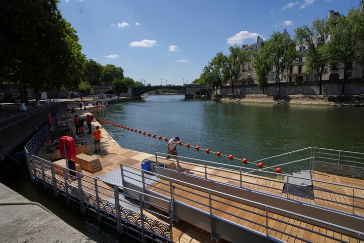 Preparativos para abrir el río Sena para nadar, desde este fin de semana en París. Foto: AP 