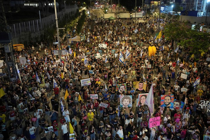 una protesta exigiendo el fin de la guerra y la liberación inmediata de los rehenes retenidos por Hamás en la Franja de Gaza, y contra el gobierno del primer ministro Benjamin Netanyahu en Tel Aviv, Israel, el sábado. Foto AP