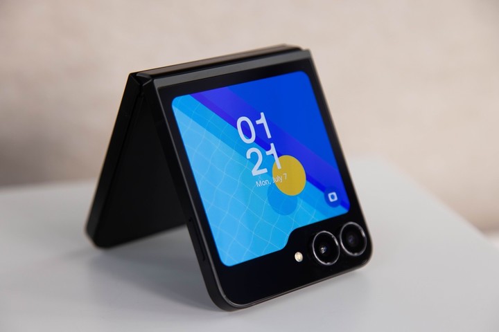 El nuevo Galaxy Z Flip 7 Fan Edition, pero con el diseño del modelo 2024. Bloomberg