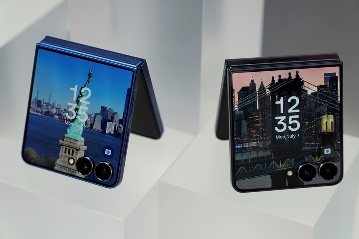 Los Galaxy Z Flip 7 ahora tienen mayor pantalla externa. (Foto: AP Photo/Seth Wenig)