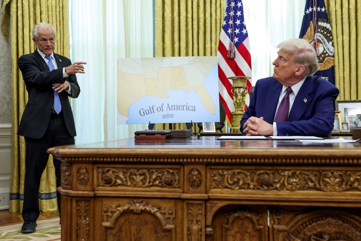 El asesor comercial de Trump, Peter Navarro en el Salón Oval junto al mandatario nortamericano . Reuters