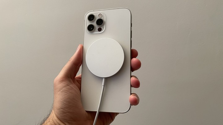 MagSafe, la tecnología magnética desarrollada por Apple para sus dispositivos.