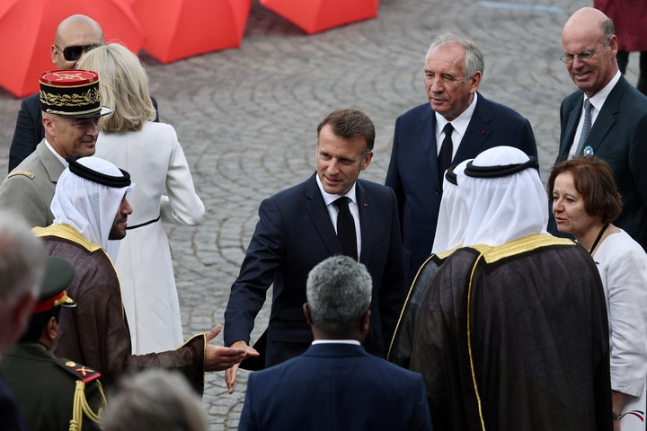 El presidente francés, Emmanuel Macron, estrecha la mano de los invitados junto al primer ministro francés, François Bayrou, y el ministro de Economía, Finanzas, Industria y Seguridad Digital, Eric Lombard. Foto Reuters