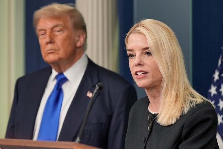 La fiscal general Pam Bondi, bajo la mirada de Trump. Foto: Reuters