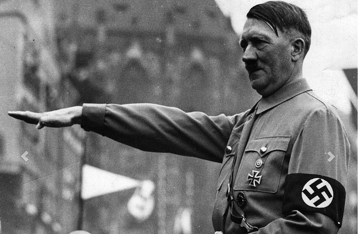Adolf Hitler saludando a las tropas alemanas durante un desfile militar. Foto: EFE   